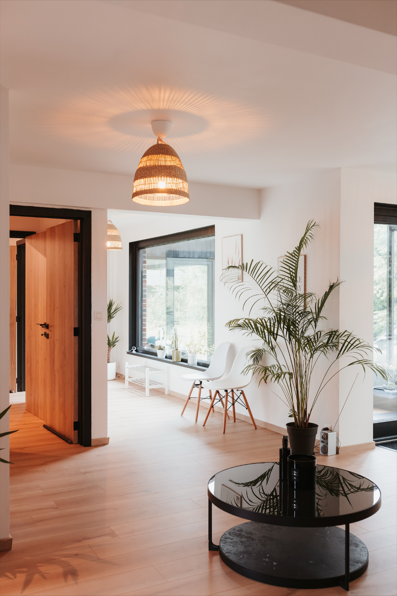 Hall d'accueil lumineux d'Espace Vita Vie avec table basse et plantes